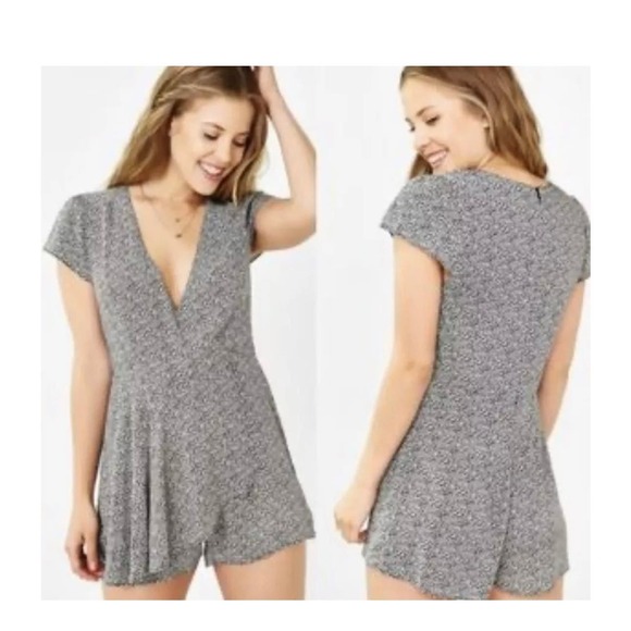 Urban Outfitters Kimchi Blue Daisy Print Black White Romper Fit & Flare Size 4 - Picture 1 of 6